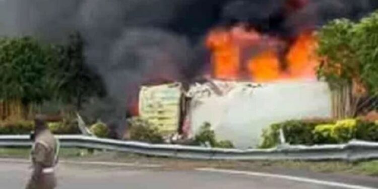 தெற்கு அதிவேக வீதியில் தீப்பிடித்த லொறி!