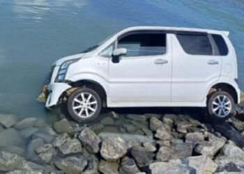 யாழில் கடலுக்கு பாய்ந்த கார்!