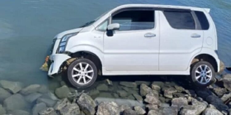 யாழில் கடலுக்கு பாய்ந்த கார்!