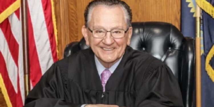 கருணையின் நாயகன்   நீதிபதி பிராங்க் காப்ரியோ காலமானார்.