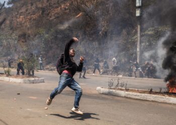 மடகஸ்காரில் ஆட்சிக் கலைப்பு!