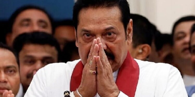 வீட்டை விட்டு வெளியேறும் மகிந்தவை காண வந்த குழு!