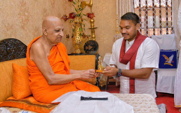 அஸ்கிரிய பீட மகாநாயக்கா்களை சந்தித்த நாமல் ராஜபக்ச