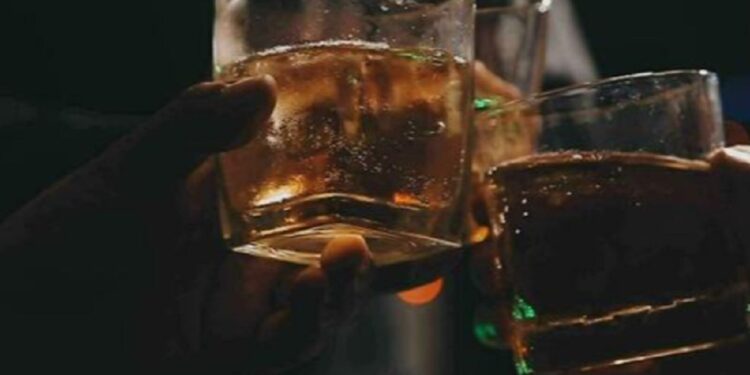 நண்பர்களுடன் விருந்து கொண்டாட்டம் சடலமாக மீட்க்கப்பட்ட நபர்!