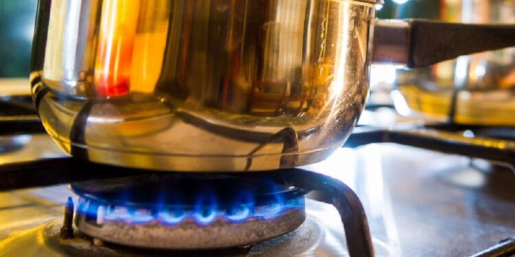 சமையல் எரிவாயு கசிவு பெண் பலி!