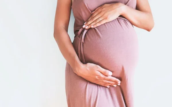 கழிப்பறையில் குழந்தை பிரசவித்த பெண்!