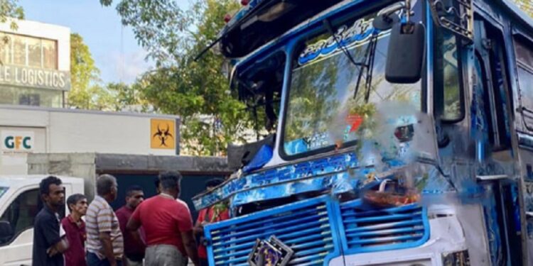 மரத்தில் மோதி விபத்திற்குள்ளான பேருந்து!