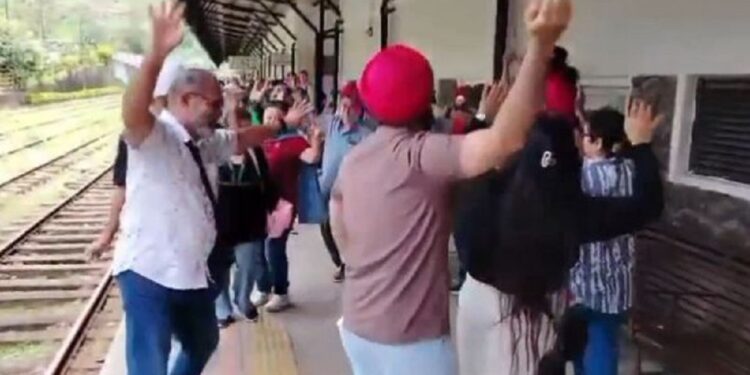 புகையிரதத்தை ஆடிப் பாடி வரவேற்ற சுற்றுலா பயணிகள்!