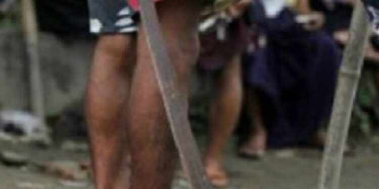 யாழில் ஒரே குடும்பத்தை சேர்ந்த மூவர் மீது வாள்வெட்டு!