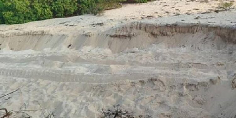 யாழில் தொடரும் மணல் கொள்ளை விசனம் வெளியிட்டுள்ள மக்கள்!