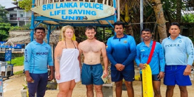 வெளிநாட்டு பெண்ணின் உயிரை காப்பற்றிய இலங்கை பொலிசார்!