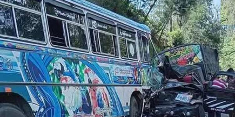 நுவரெலியாவில் மோதிக் கொண்ட பஸ் லொறி!