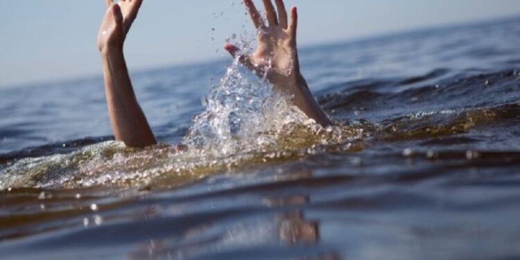 பாலத்திலிருந்து குதித்த பெண் பொலிசார் தேடுதல்!