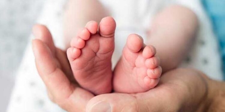 மலசல கூடத்தில் குழந்தை பிரசவித்த சுகாதார சிற்றூழியர்!