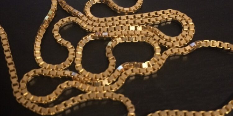 சோறூட்டிய பாட்டியின் தங்க நகைகள் கொள்ளை!