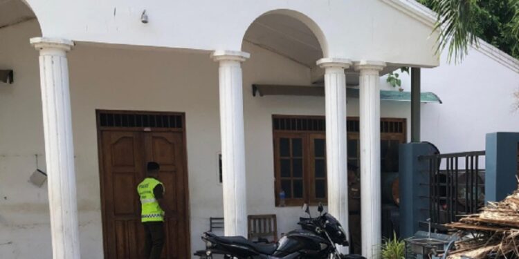 தமிழர் பகுதியில் நீதிமன்ற கழிப்பறைக்குள் இரு பிள்ளைகளின் தந்தை செய்த மோசமான செயல்!