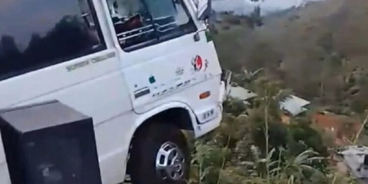 நுவரெலியாவிலிருந்து யாழ் நோக்கி சென்ற தனியார் பேருந்து விபத்து!