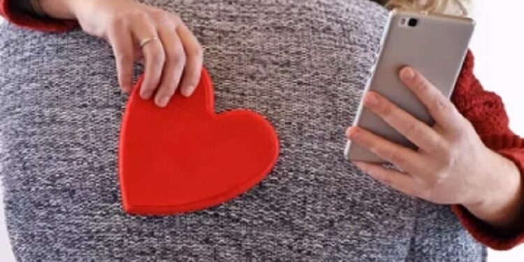 கணவன் மருத்துவமனையில் மனைவி காதலனுடன் ஓட்டம்!