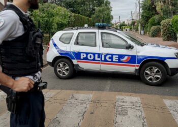 வெளிநாடொன்றில் பாடசாலை அருகே கோடாரியுடன் சென்றவர் கொலை!