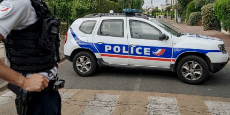 வெளிநாடொன்றில் பாடசாலை அருகே கோடாரியுடன் சென்றவர் கொலை!