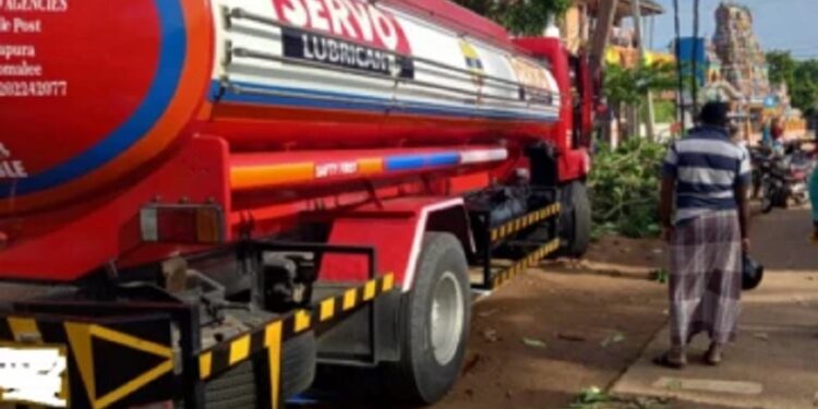 முச்சக்கர வண்டியுடன் மோதிய எரிபொருள் பவுசர் சிறுவன் காயம்!