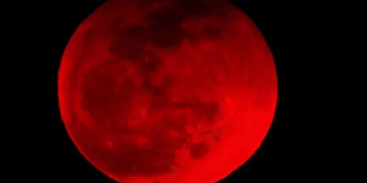 அரிய வகை சந்திரகிரகணம் இன்று!