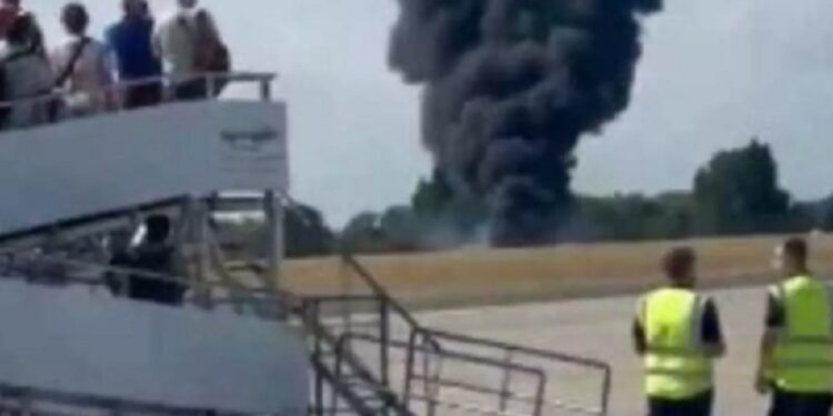 நடு வானில் தீப்பிடித்த விமானம்!