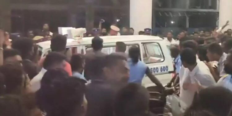 கரூரில் பலியானோர் சடலம் உறவினர்களிடம் கையளிப்பு!