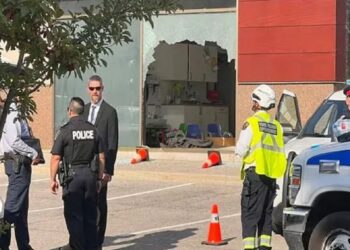 கனடாவில் குழந்தைகள் காப்பகத்துக்குள்  புகுந்த கார்!