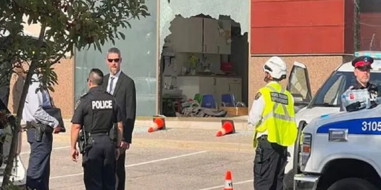 கனடாவில் குழந்தைகள் காப்பகத்துக்குள்  புகுந்த கார்!