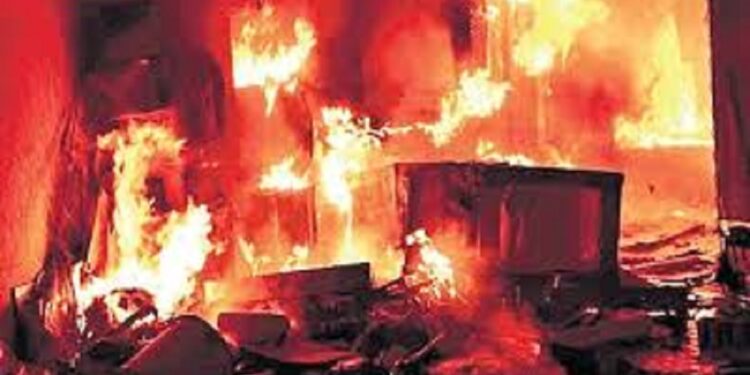 புறக்கோட்டை வர்த்தக நிலையம் ஒன்றில் தீப்பரவல்!