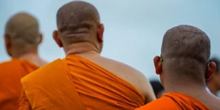 பௌத்த துறவிக்கு சிலை வைக்க கோரிக்கை!