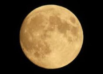 பூமியில் இருந்து நகரும் சந்திரன்!