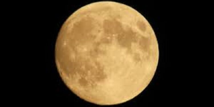 பூமியில் இருந்து நகரும் சந்திரன்!