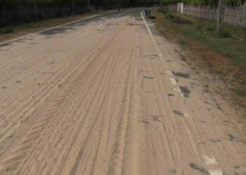 பொலிசாருக்கு பயந்து மணலை வீதியில்  கொட்டிய மணல் கொள்ளையர்கள்!