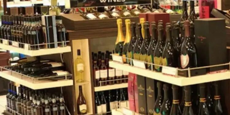 ஒரு மில்லியன் மதுபான போத்தல்களை விமான நிலையத்தில் வாங்கிய வர்த்தகர் கைது!