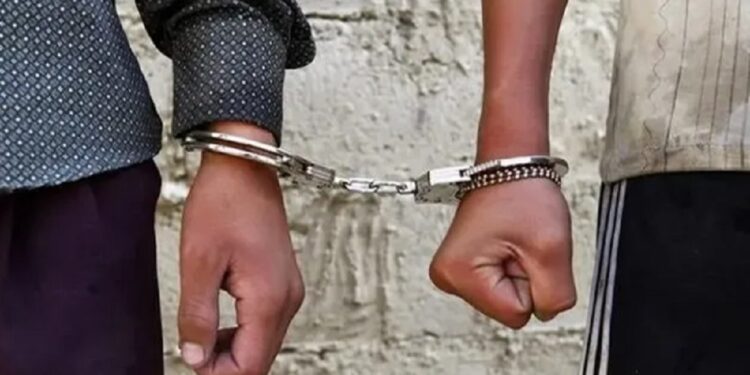 சுற்றுலா பயணிகளை தாக்கிய இருவர் கைது!