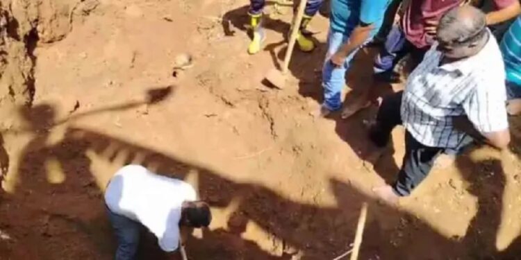 தொழிலார்கள் மீது சரிந்து விழுந்த மண்மேடு!