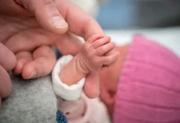 பிறந்து சில மணி நேரங்களில் சாலையில் கைவிடப்பட்ட குழந்தை!