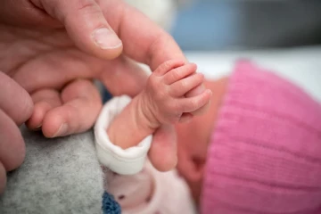 பிறந்து சில மணி நேரங்களில் சாலையில் கைவிடப்பட்ட குழந்தை!