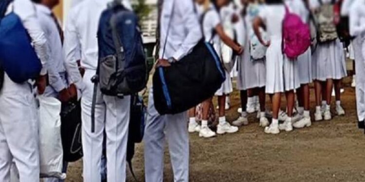 பாடசாலைக்குள் மதுபான விருந்து மாணவர்கள் மூவர் கைது!