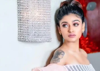 ஓவியாவை கிழித்து தொங்கவிடும் விஜய் ரசிகர்கள்!