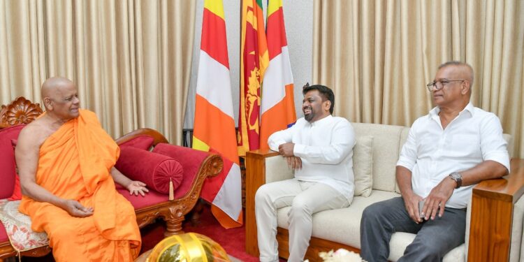 மகாநாயக்க தேரர்களை சந்தித்தார் ஜனாதிபதி!