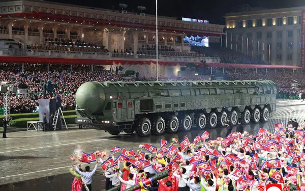 வெளிவந்தது உலகத்தையே மிரள வைக்கும் வடகொரியாவின் புதிய ஆயுதம்!