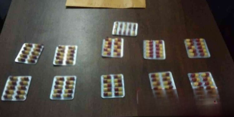 110 போதை மாத்திரைகளுடன் இளைஞர்கள் கைது!