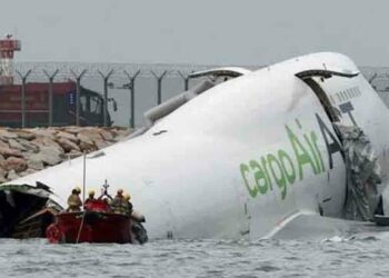 ஓடுபாதையில் இருந்து விலகி கடலில் விழுந்த சரக்கு விமானம்