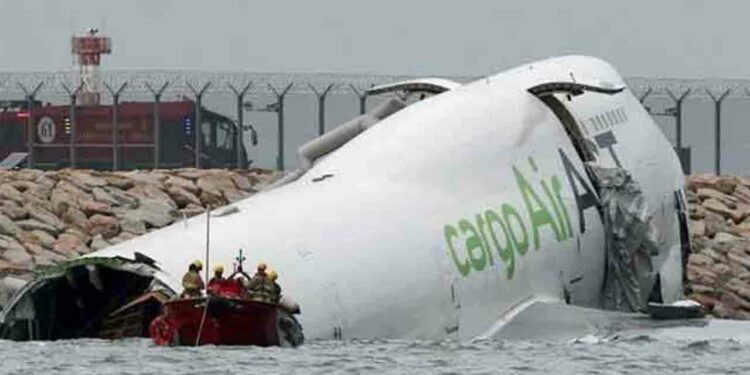 ஓடுபாதையில் இருந்து விலகி கடலில் விழுந்த சரக்கு விமானம்