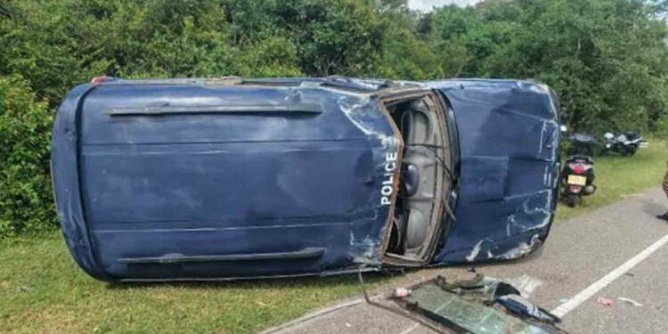 மாங்குளம் வீதியில் பொலிஸ் ஜீப் விபத்து