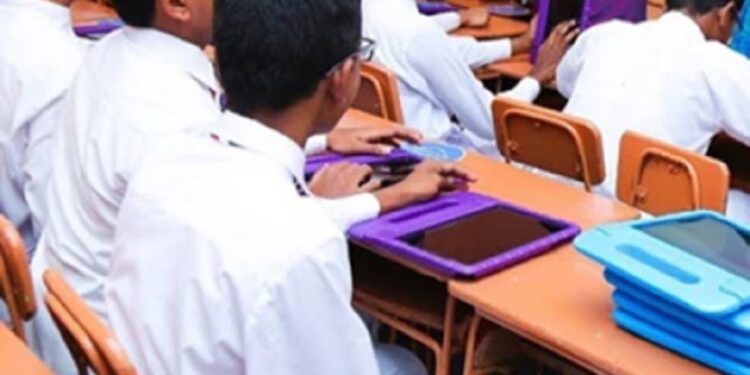 பிரபல பாடசாலை ஒன்றில் அடாவடி ஆசிரியர் வைத்தியசாலையில் அனுமதி!