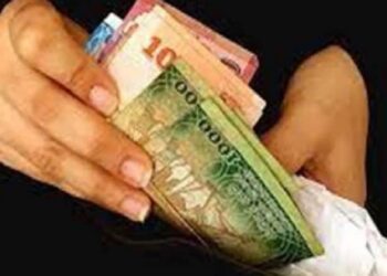 வங்கிக்கு சென்ற பெண்ணிடம் மோசடியில் ஈடுபட்ட இளைஞன்